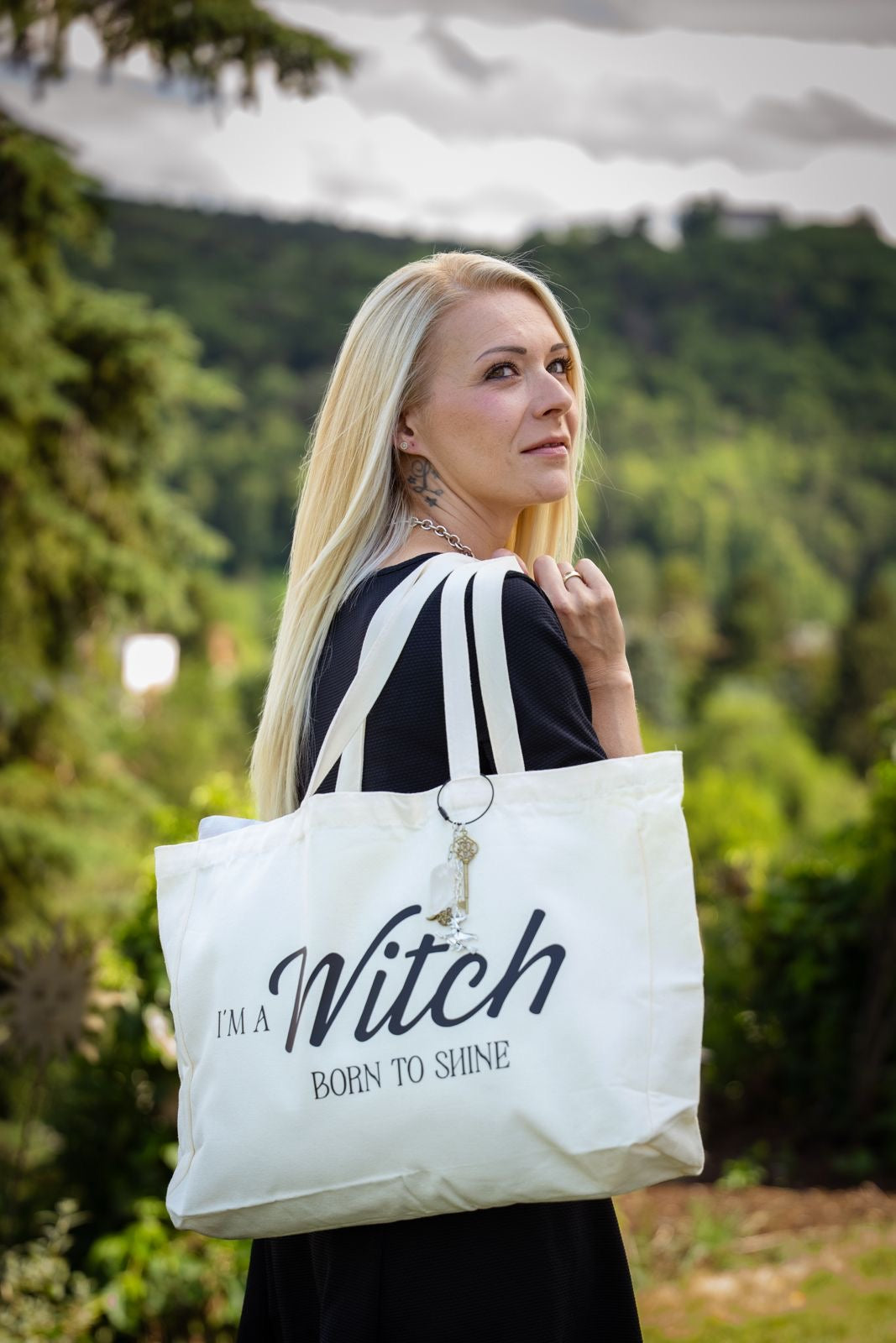 I’m a Witch Born to Shine – Baumwolltasche mit Triple‑Moon‑Talisman