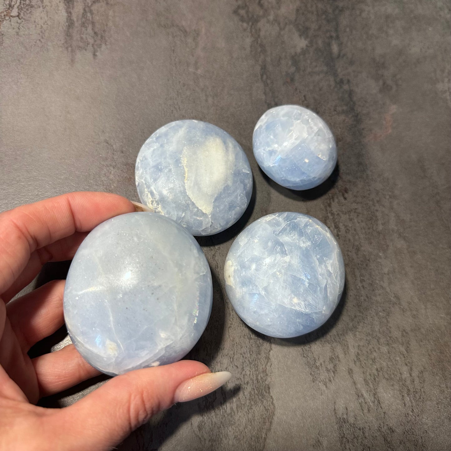 Blauer Calcit Pebbles / XL Trommelstein – Ruhe, Kommunikation & Klarheit