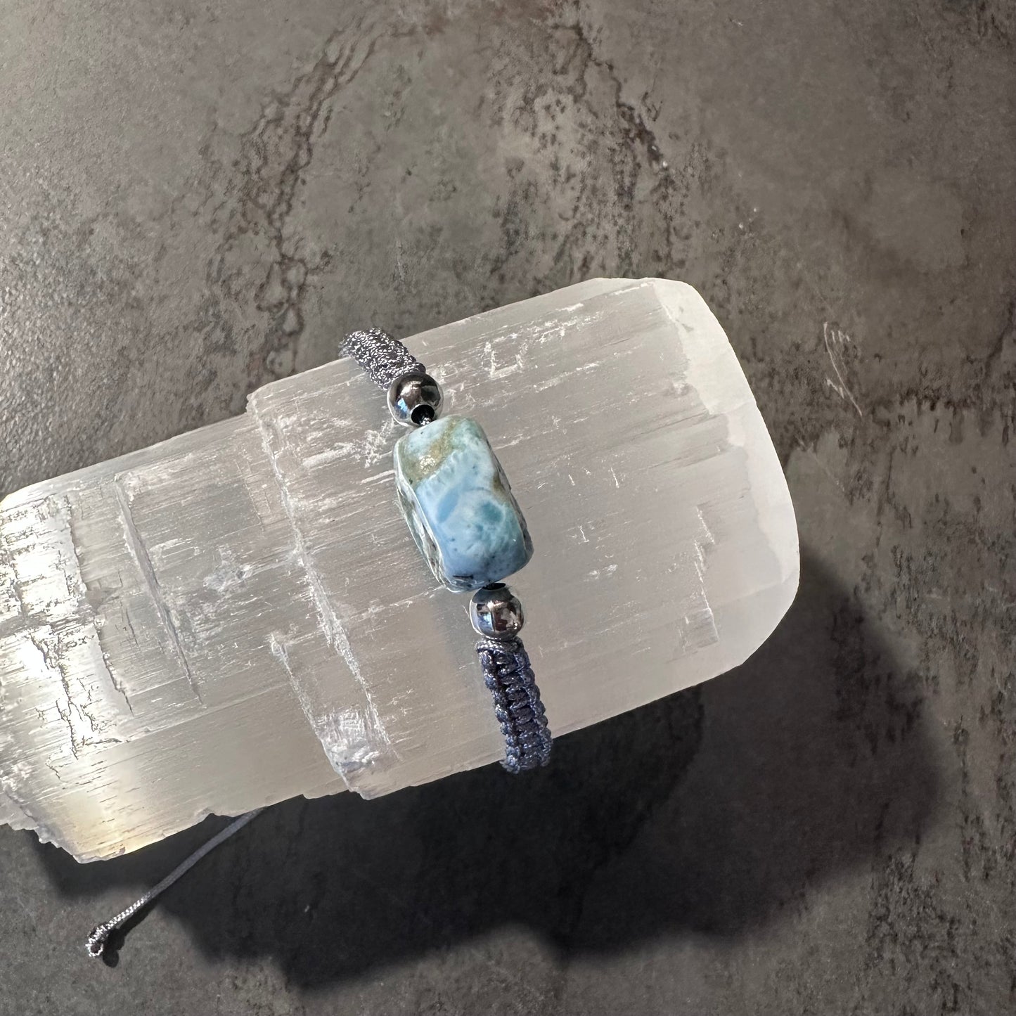 Handgeknüpftes Larimar Nugget Armband – Ruhe, Heilung und Halschakra Energie