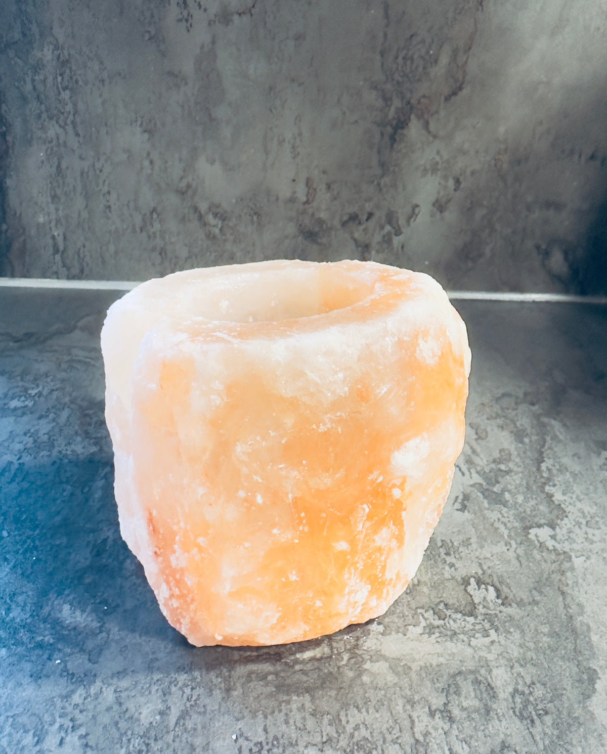 Salzsteinteelichthalter aus Himalaya Salz für ein warmes Licht und eine harmonische Energie im Raum