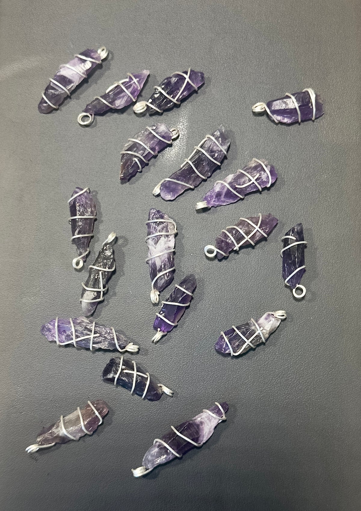 Amethyst Splitter Anhänger mit Kette Schutz, Klarheit & Chakra‑Balance