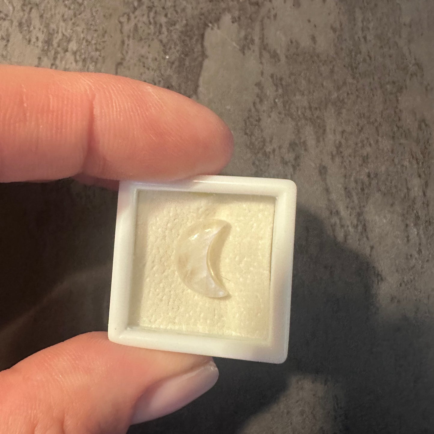 Regenbogenmondstein Halbmond – kleiner Talisman für Intuition & innere Klarheit