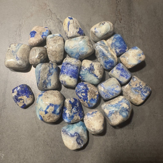 Afghanit (Trommelstein) seltener blauer Edelstein mit natürlicher Fluoreszenz und klarer ruhiger Energie