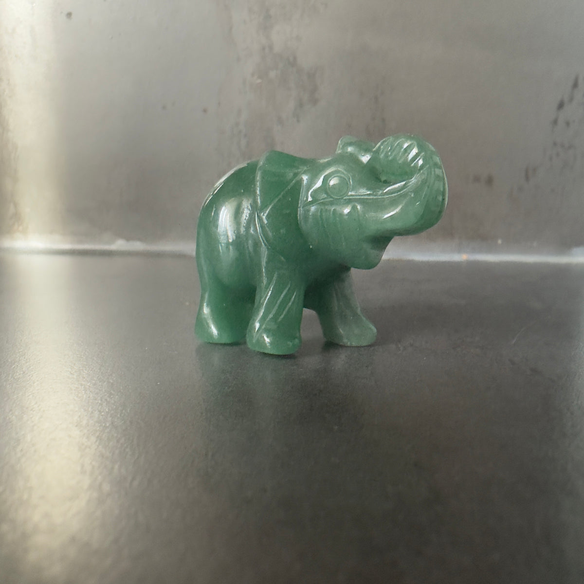 Grüner Aventurin Elefant mit erhobenem Rüssel für Glück Herzenergie und Schutz