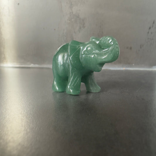 Grüner Aventurin Elefant mit erhobenem Rüssel für Glück Herzenergie und Schutz
