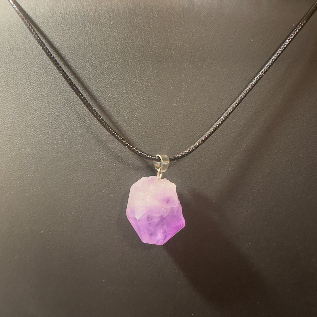 Amethyst Naturstein Anhänger mit Kette für Ruhe Schutz und innere Balance