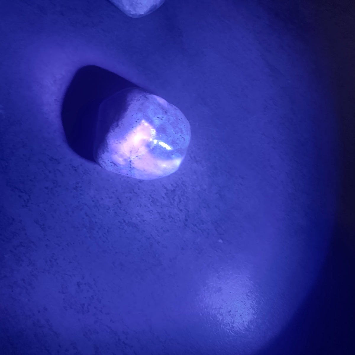 Afghanit (Trommelstein) seltener blauer Edelstein mit natürlicher Fluoreszenz und klarer ruhiger Energie