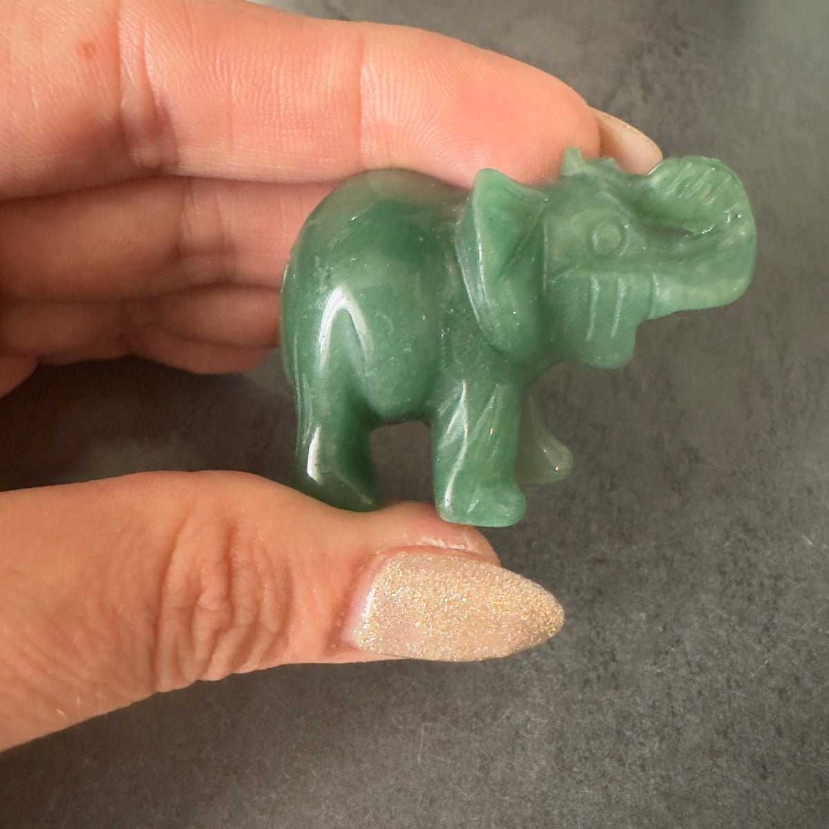 Grüner Aventurin Elefant mit erhobenem Rüssel für Glück Herzenergie und Schutz