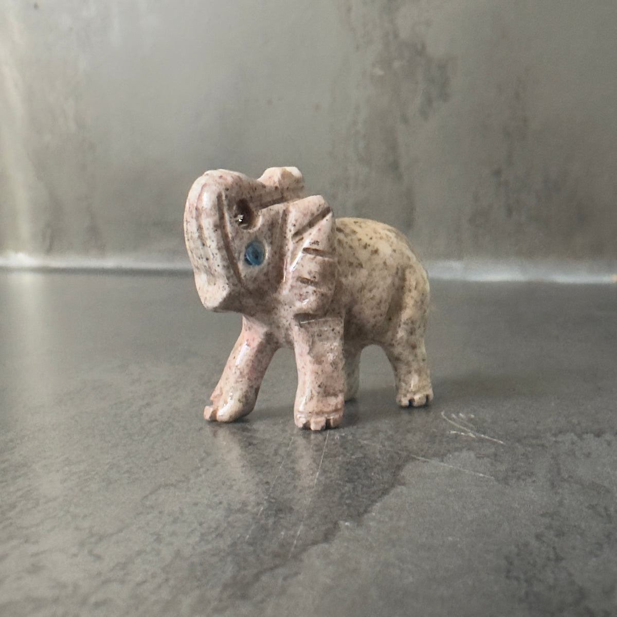 Speckstein Elefant mit erhobenem Rüssel für Glück, Erfolg und Schutz