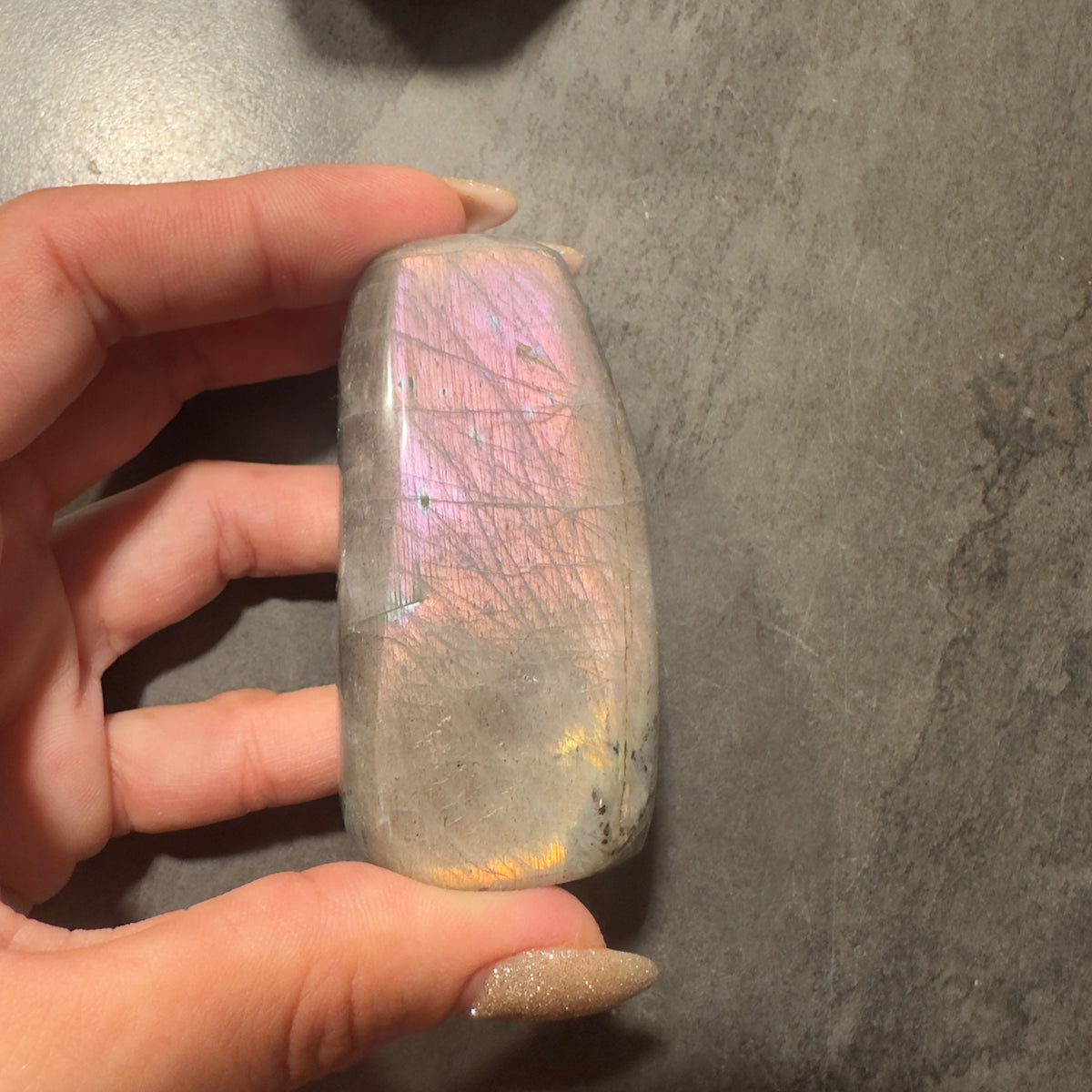 Labradorit schützender Transformationsstein für Intuition innere Stärke und spirituelle Klarheit