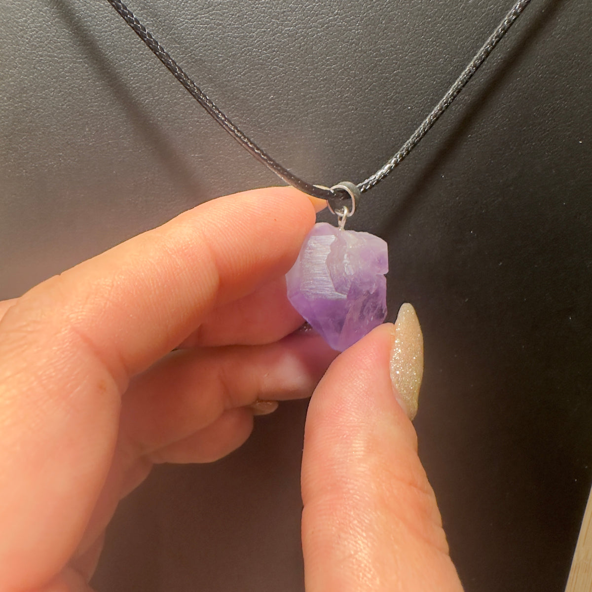 Amethyst Naturstein Anhänger mit Kette für Ruhe Schutz und innere Balance