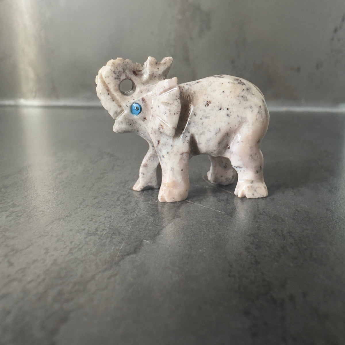 Speckstein Elefant mit erhobenem Rüssel für Glück, Erfolg und Schutz