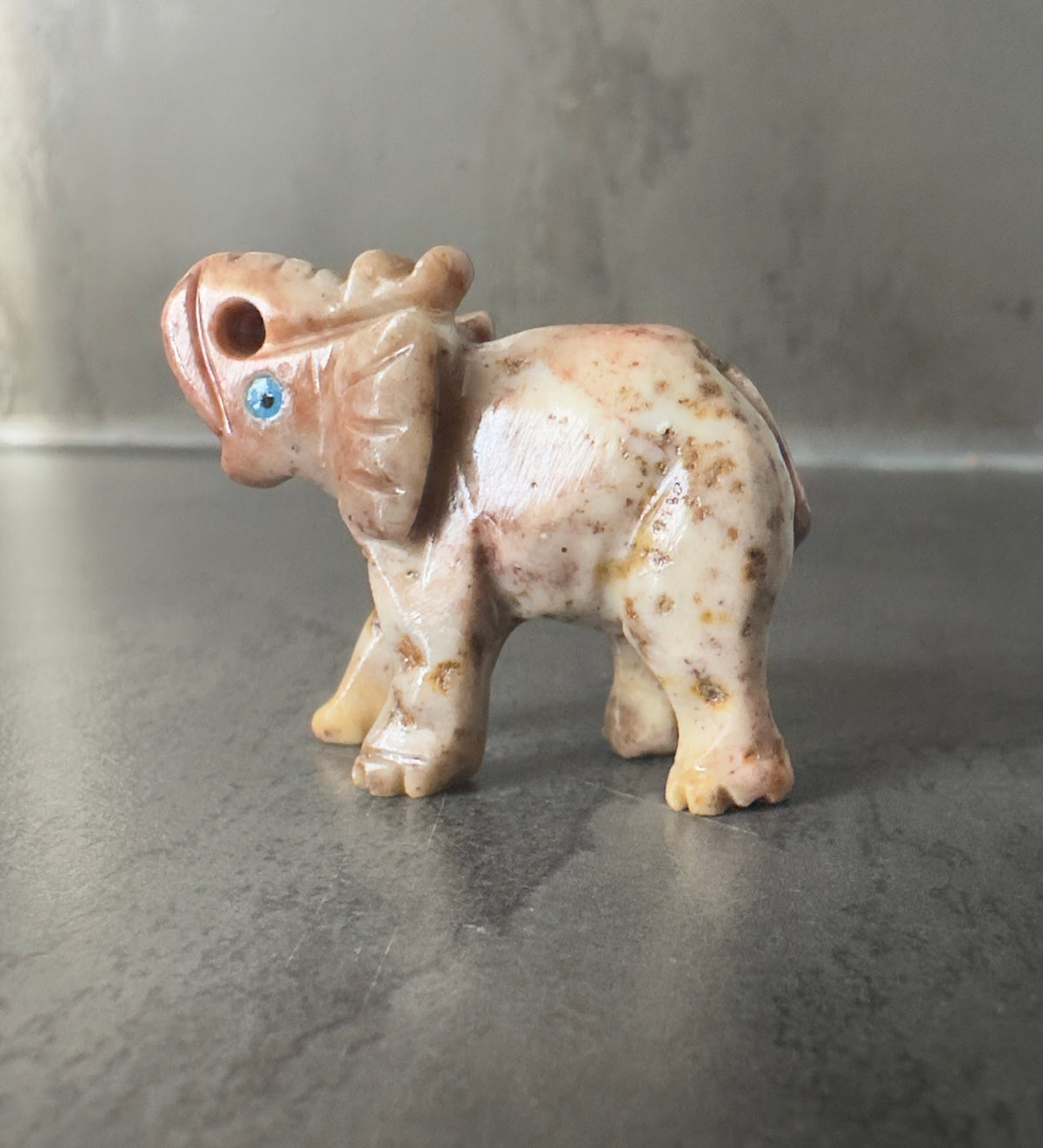 Speckstein Elefant mit erhobenem Rüssel für Glück, Erfolg und Schutz