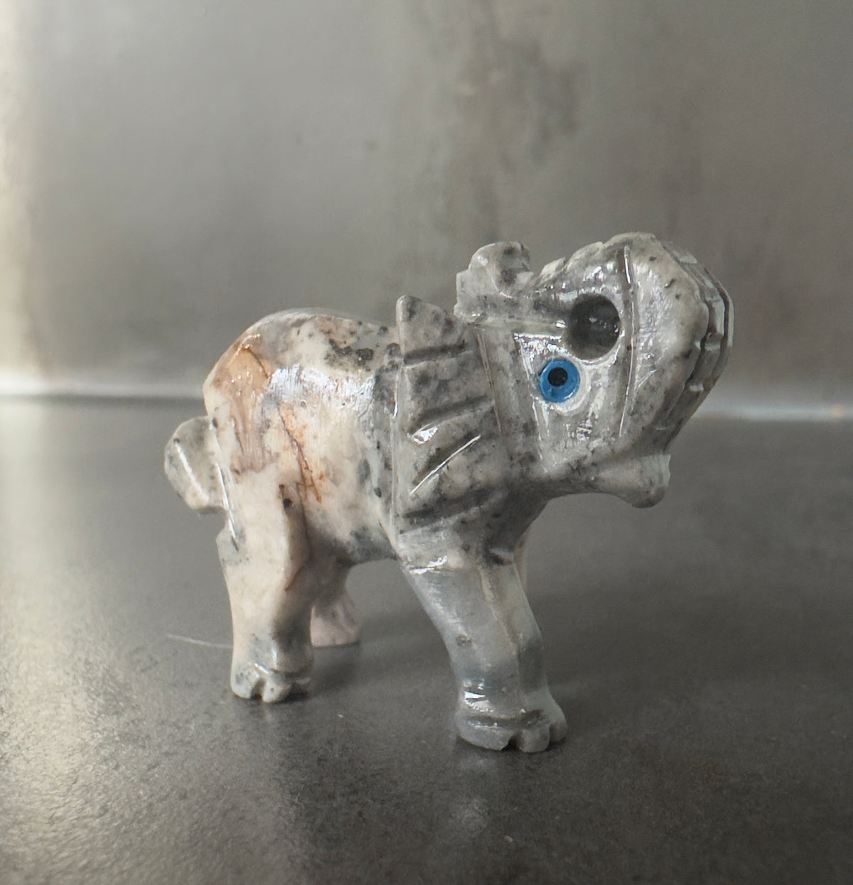 Speckstein Elefant mit erhobenem Rüssel für Glück, Erfolg und Schutz
