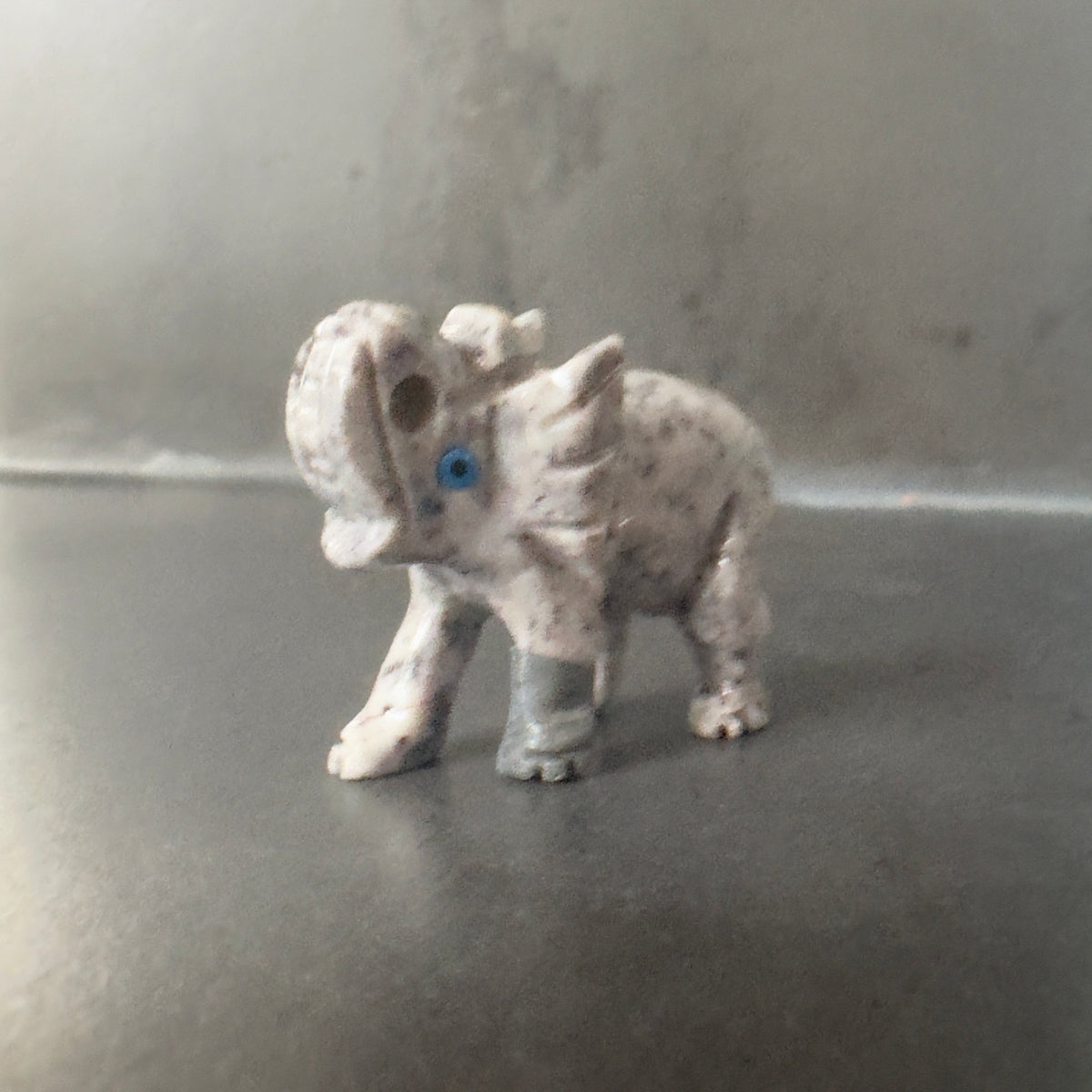 Speckstein Elefant mit erhobenem Rüssel für Glück, Erfolg und Schutz