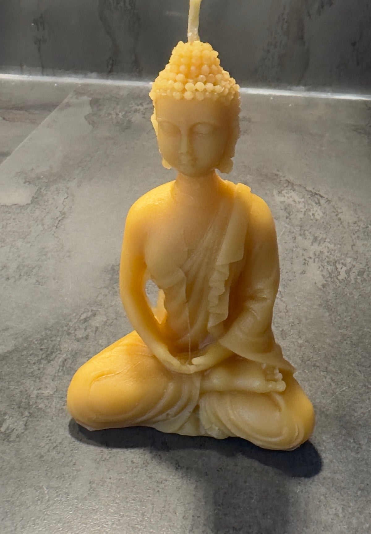 Buddha Kerze 9 cm aus reinem Bienenwachs für Ruhe Klarheit und spirituelle Ausrichtung