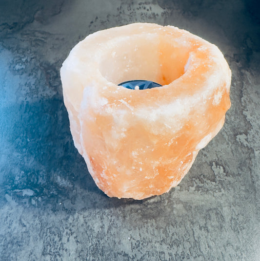 Salzsteinteelichthalter aus Himalaya Salz für ein warmes Licht und eine harmonische Energie im Raum