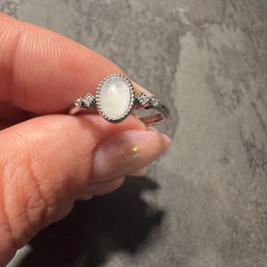Mondstein Ring größenverstellbar – Intuition, Balance & sanfte Klarheit