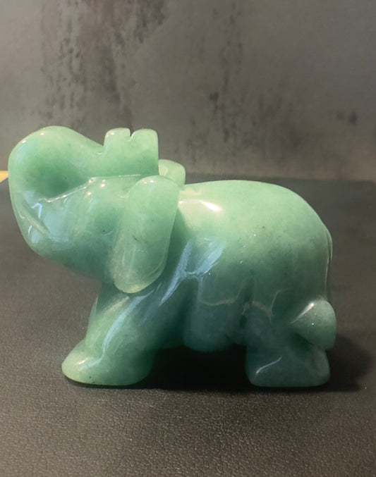 Grüner Jade Elefant mit erhobenem Rüssel für Schutz Glück und harmonische Lebensenergie