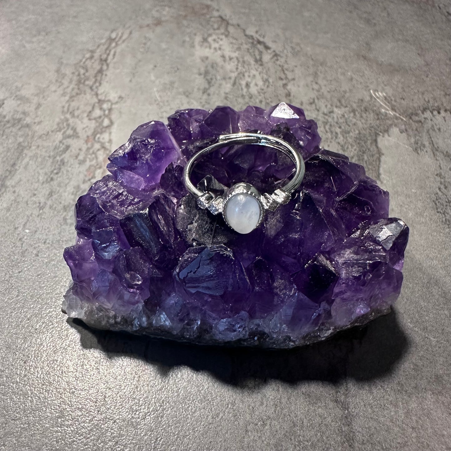 Mondstein Ring größenverstellbar – Intuition, Balance & sanfte Klarheit