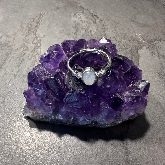 Mondstein Ring größenverstellbar – Intuition, Balance & sanfte Klarheit
