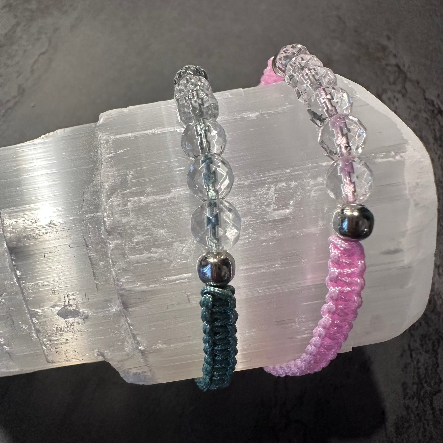 Handgeknüpftes Bergkristall Perlenarmband – Klarheit, Fokus