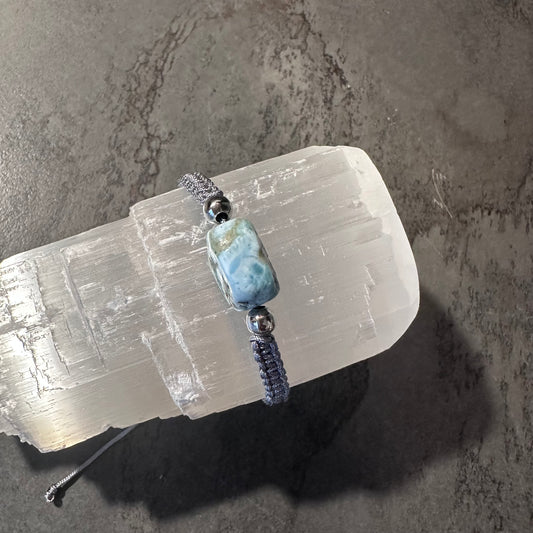 Handgeknüpftes Larimar Nugget Armband – Ruhe, Heilung und Halschakra Energie