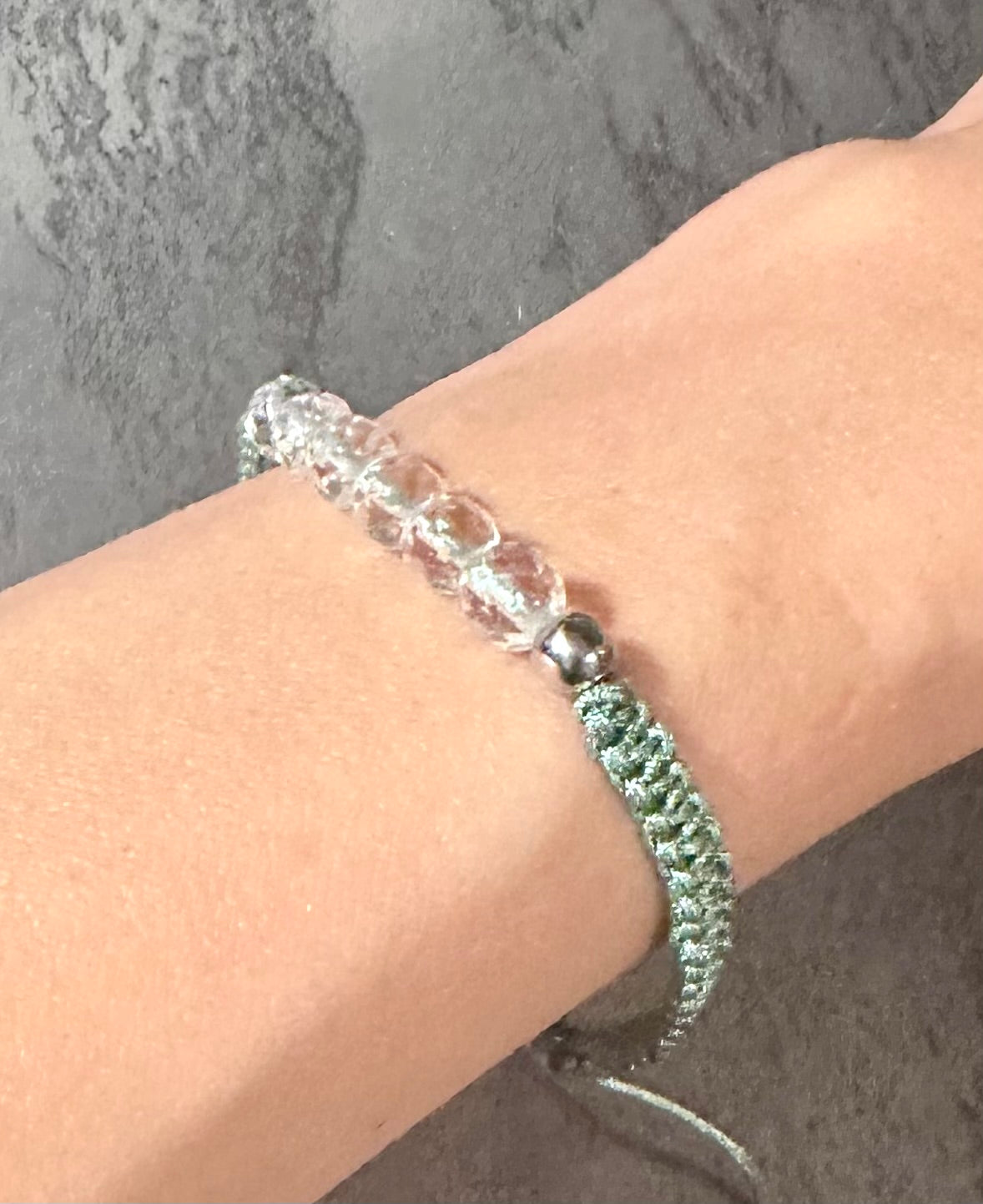 Handgeknüpftes Bergkristall Perlenarmband – Klarheit, Fokus