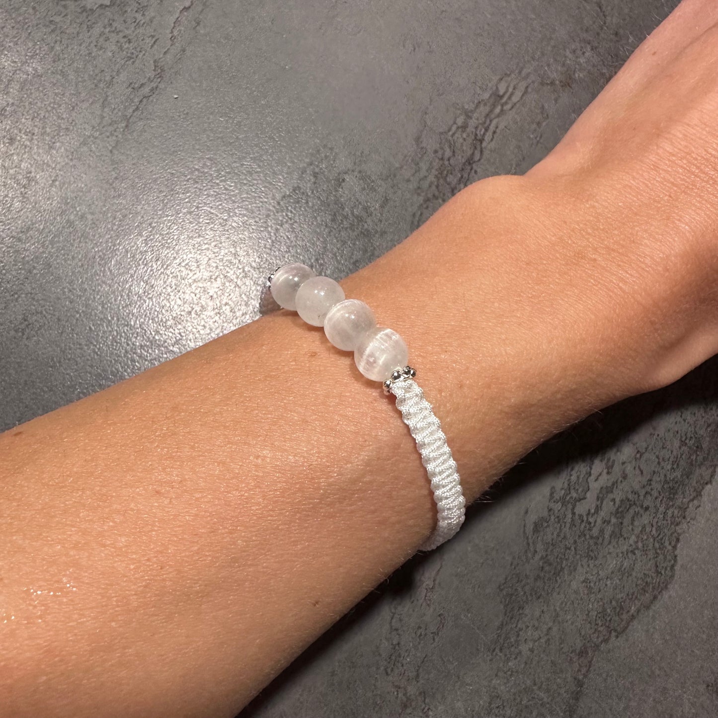 Handgeknüpftes Selenit Perlenarmband – Reinigung, Klarheit & Schutz