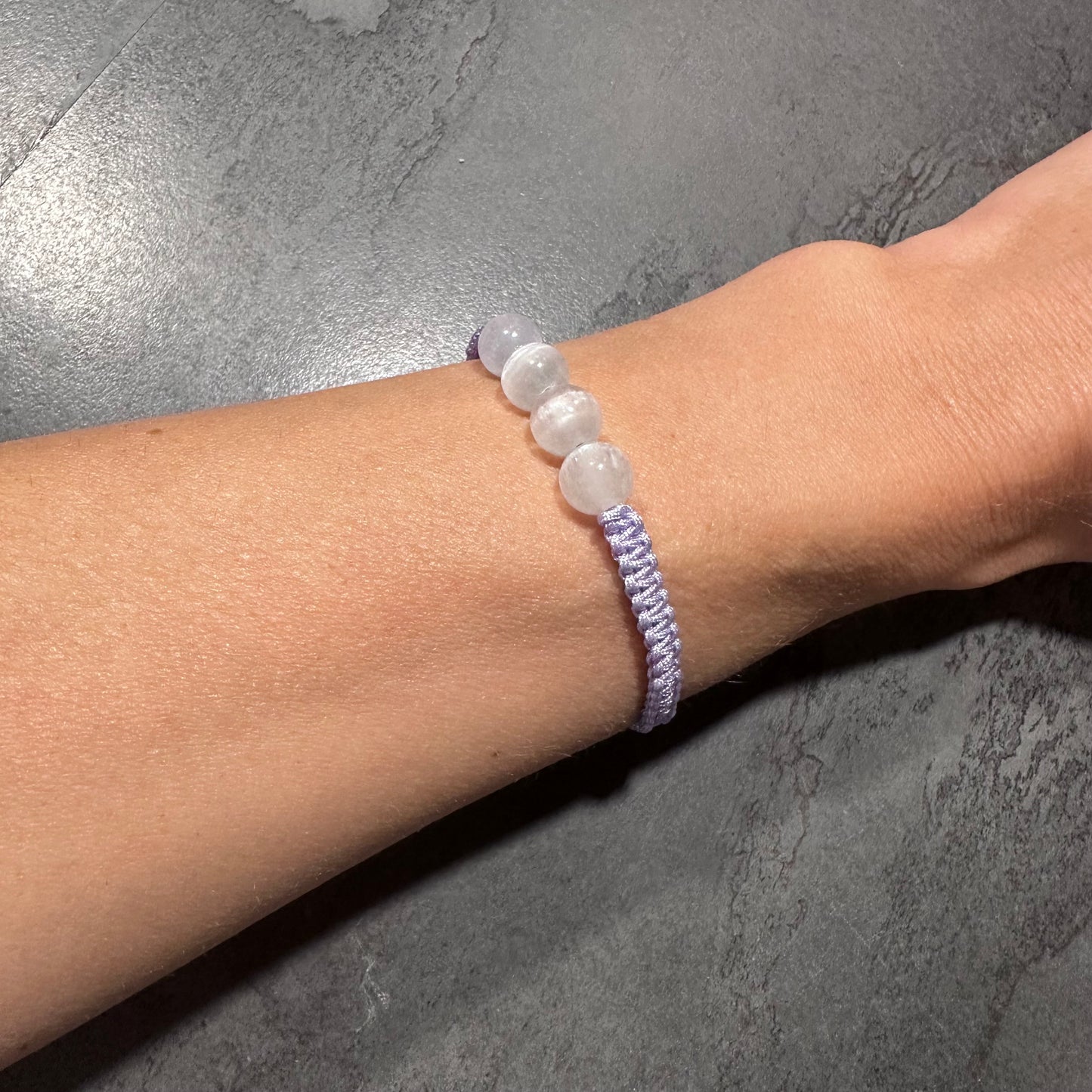Handgeknüpftes Selenit Perlenarmband – Reinigung, Klarheit & Schutz