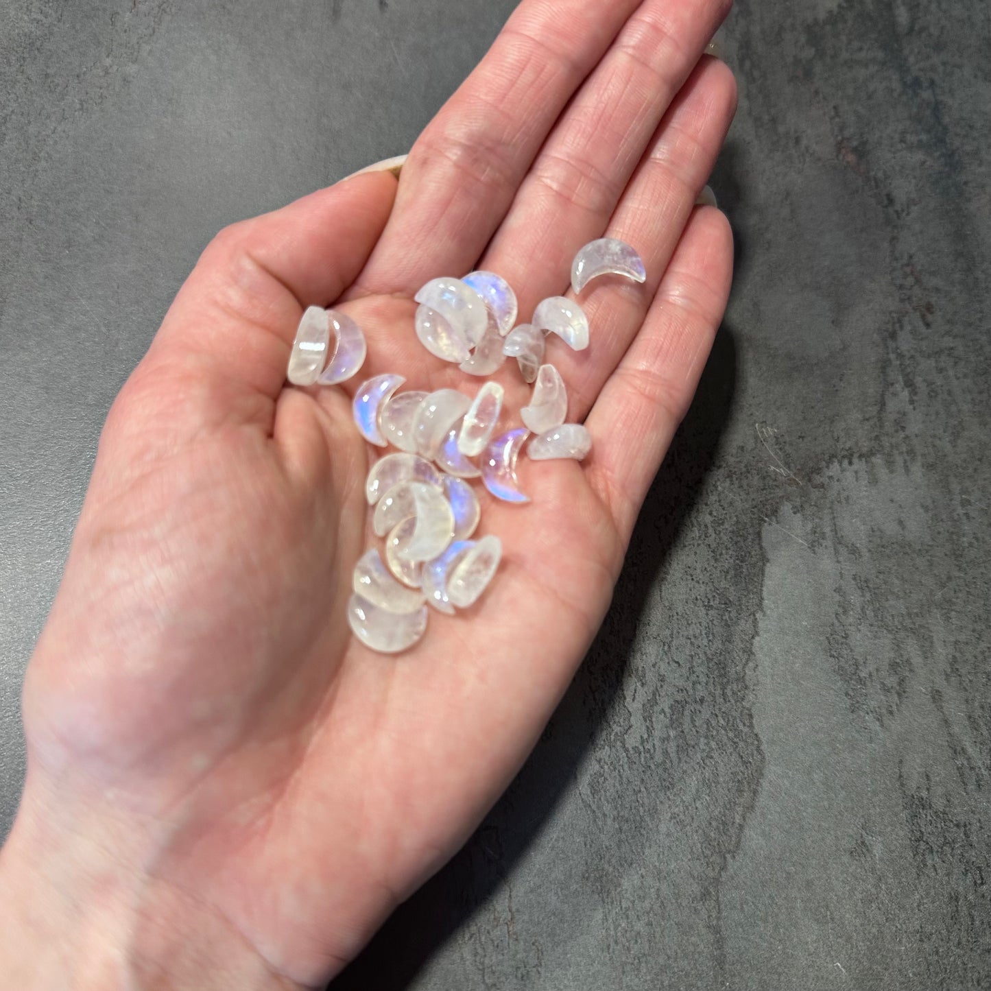 Regenbogenmondstein Halbmond – kleiner Talisman für Intuition & innere Klarheit