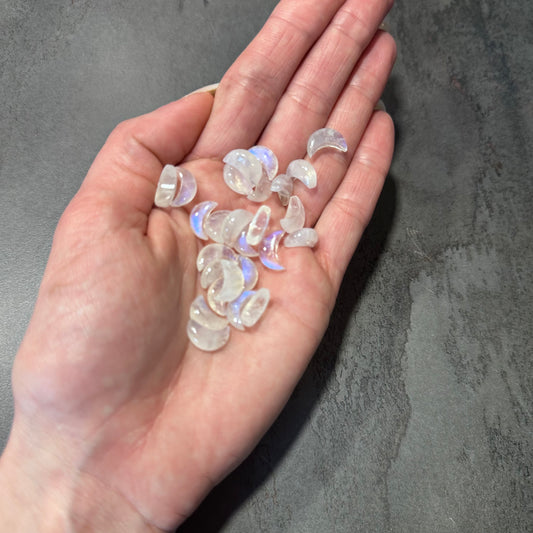 Regenbogenmondstein Halbmond – kleiner Talisman für Intuition & innere Klarheit