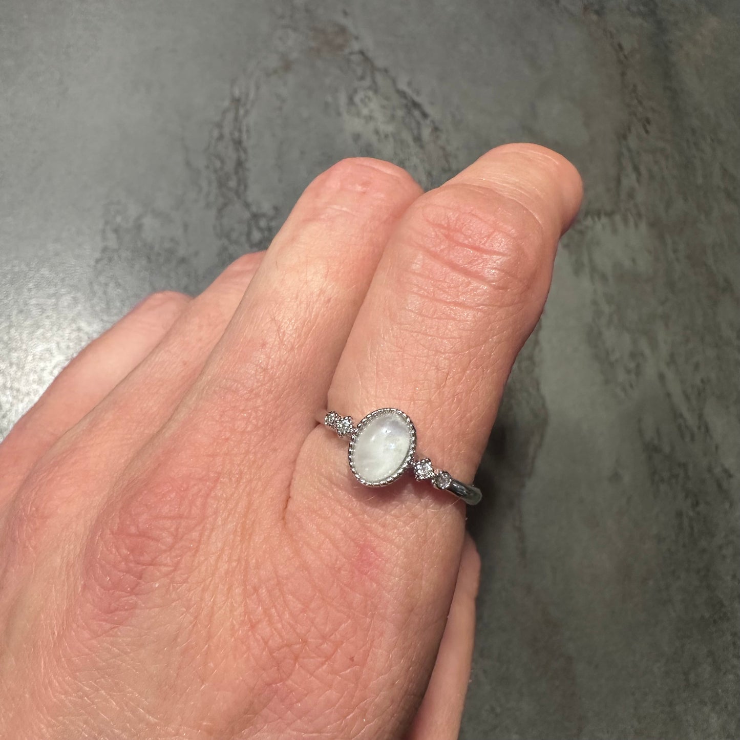 Mondstein Ring größenverstellbar – Intuition, Balance & sanfte Klarheit