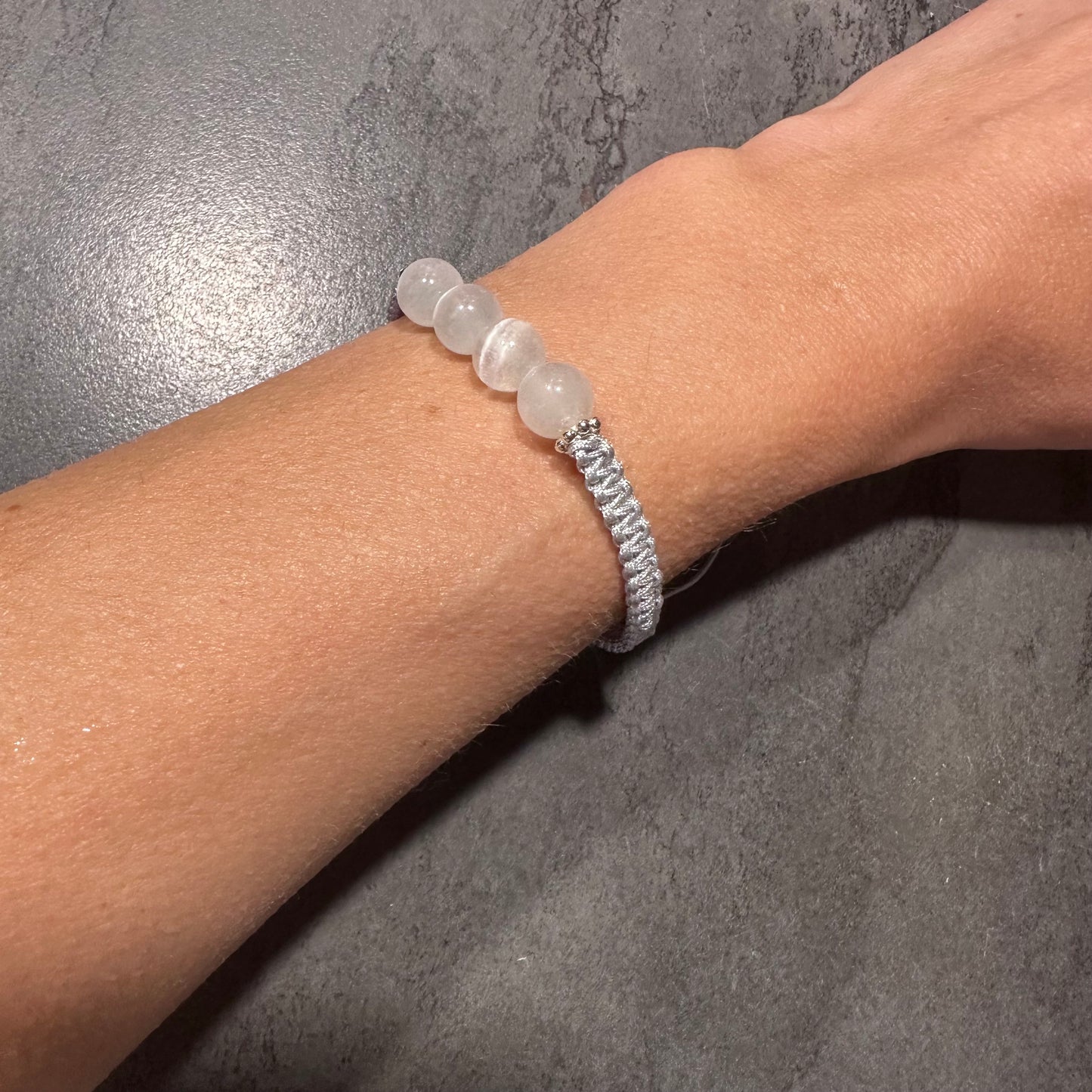 Handgeknüpftes Selenit Perlenarmband – Reinigung, Klarheit & Schutz